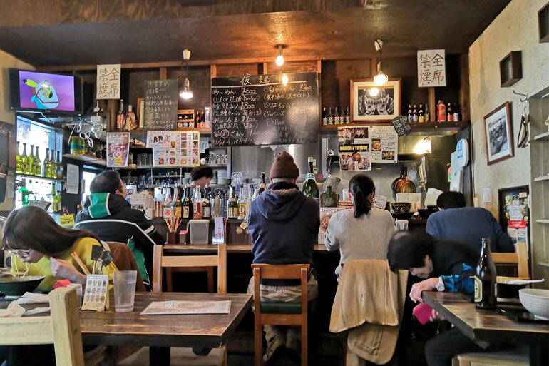 仮麺中 店内