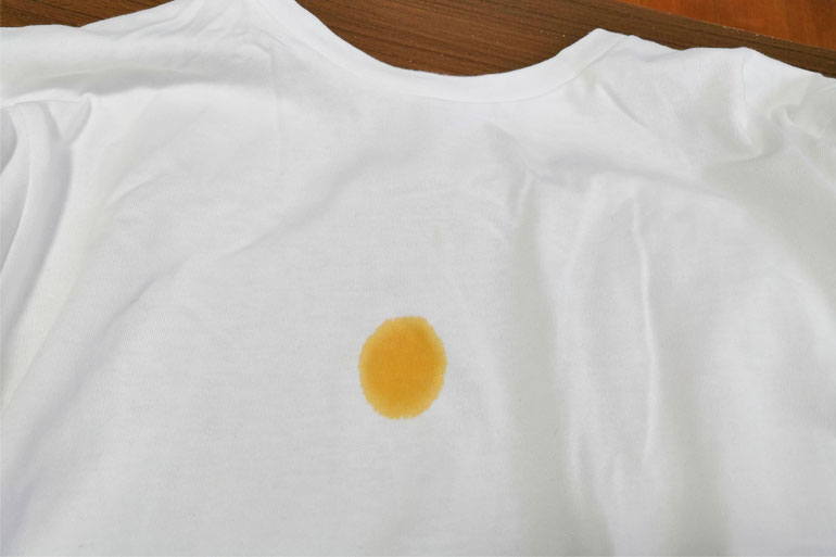 醤油をこぼしたTシャツ