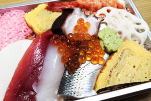浦和駅東口すぐ「勇寿司本店」でボリュームたっぷりの海鮮丼をテイクアウト！