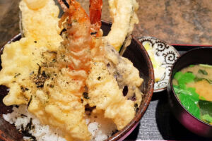 浦和で人気のさっぱり「塩天丼」カラッと揚がった天ぷらにプリっぷりの海老がウマい