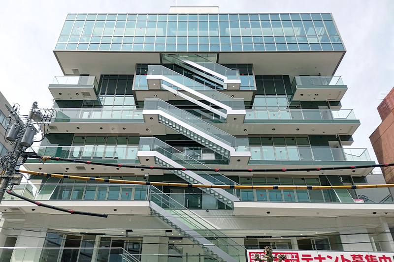 浦和にできた奇抜なビル「FIRST CENTER BLDG」にはどんなテナントが入るのか