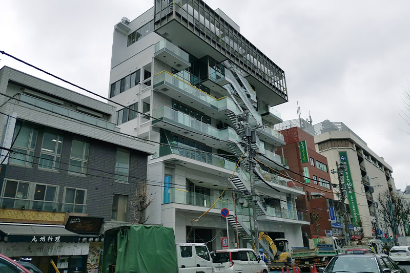 浦和にできた奇抜なビル「FIRST CENTER BLDG」にはどんなテナントが入るのか