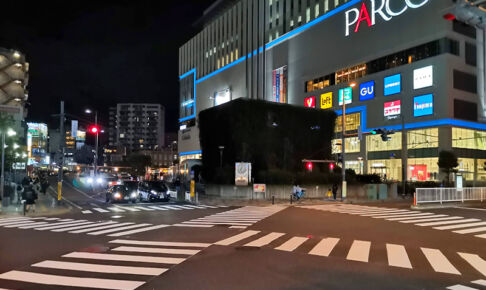浦和駅東口の交差点がスクランブル交差点になっている