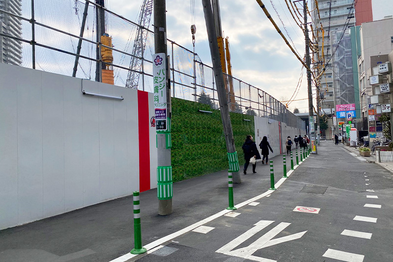 浦和駅西口の再開発エリアを囲う工事用パネルがレッズに寄せてきている