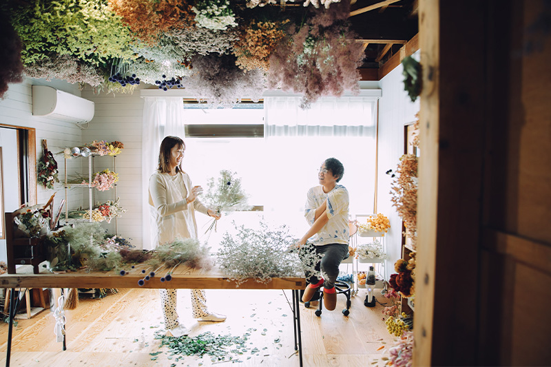 浦和に花に囲まれた中で撮影ができるウェディング専門セルフ写真館がオープン