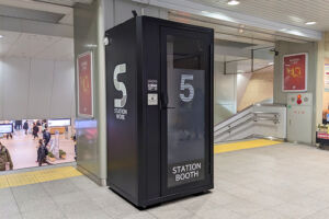 浦和駅にある「STATION BOOTH」が改札の外にも設置されている