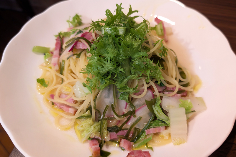 ベーコンと白菜と赤かぶと切昆布の塩味スパゲッティ