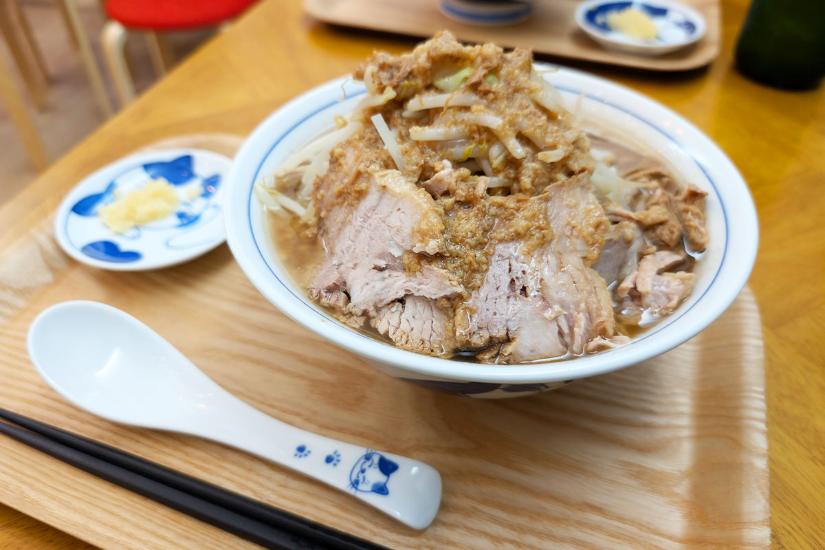 北浦和の二郎系ラーメン「猫ラジカフェ灯台」あっさりと食べやすい一杯
