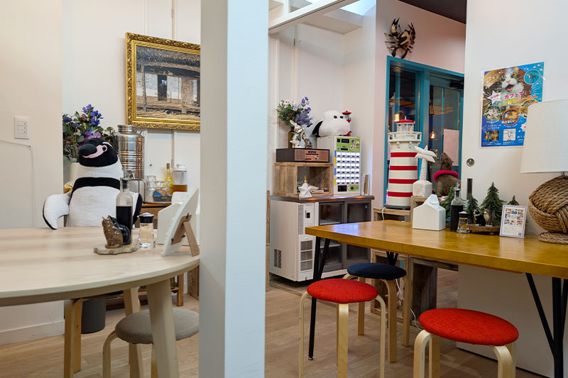 猫ラジカフェ灯台 店内