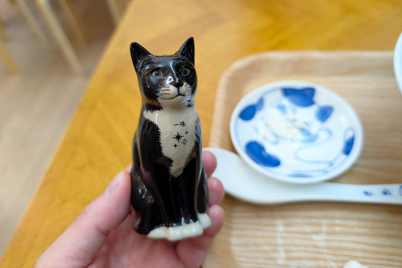 猫の小皿と調味料