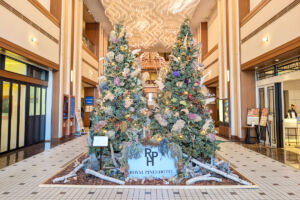 ロイヤルパインズホテル浦和のクリスマスツリー今年のテーマは「SDGs」
