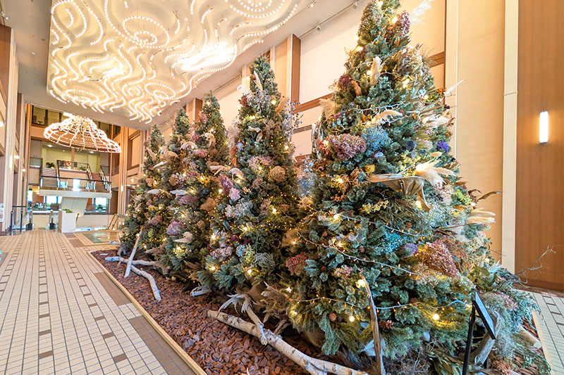 ロイヤルパインズホテル浦和のクリスマスツリー今年のテーマは「SDGs」