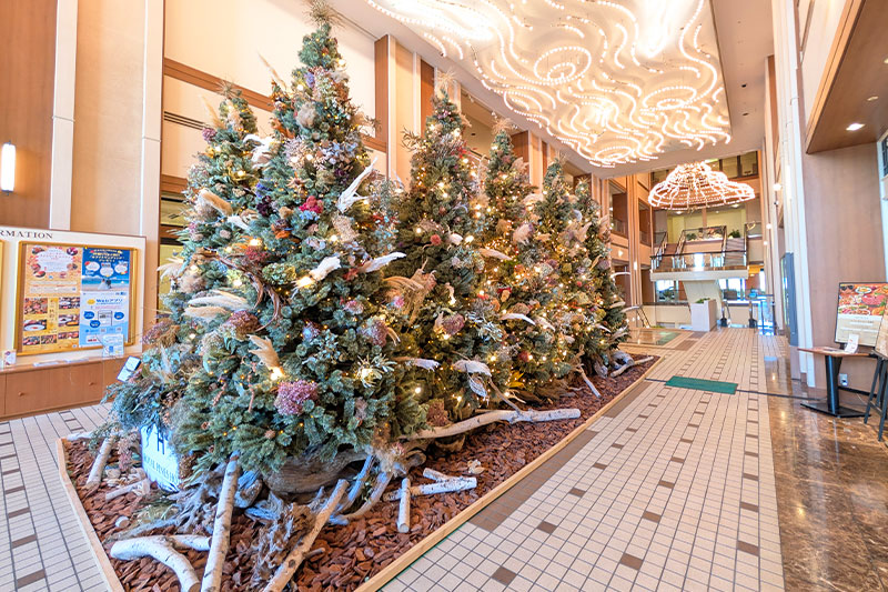 ロイヤルパインズホテル浦和のクリスマスツリー今年のテーマは「SDGs」