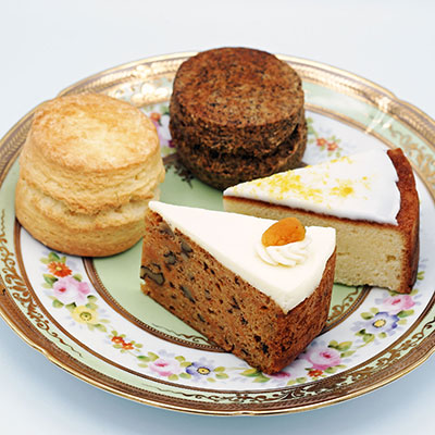 <Cha Tea 紅茶教室>(左から時計回りに) クラシックスコーン 395円(1個)、紅茶のスコーン 454円(1個) ※各日250点限り、レモンケーキ 605円(1個) ※各日40点限り、キャロットケーキ 648円(1個) ※各日40点限り