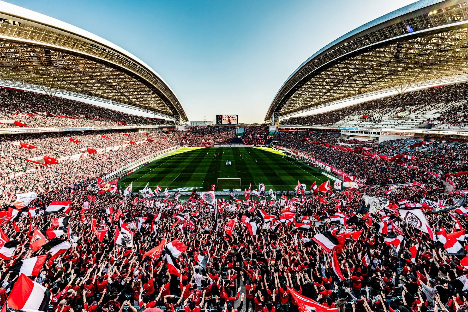 観客で埋め尽くされたサッカー場