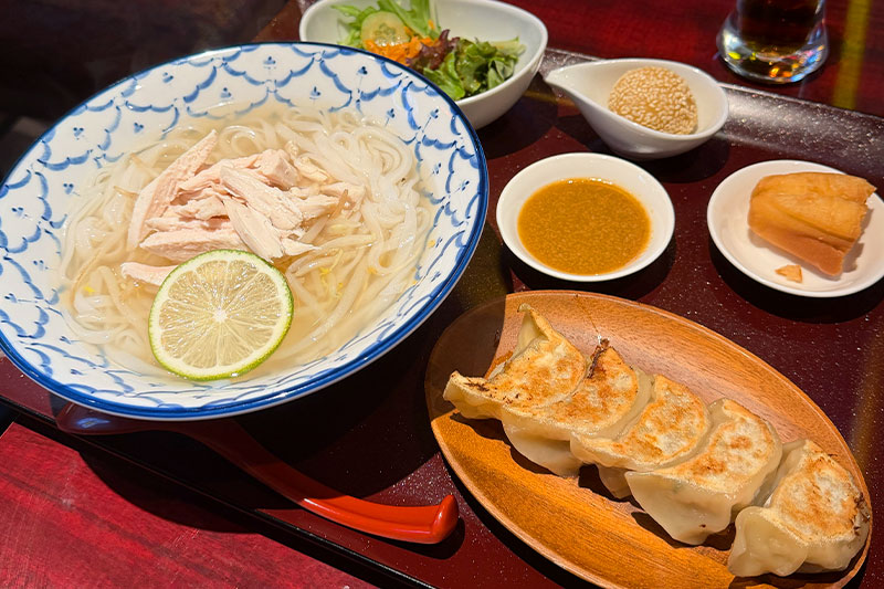 餃子とフォーのセット